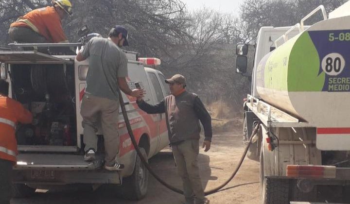 La secretaría de Ambiente asiste a bomberos en el Paraje La Cocha