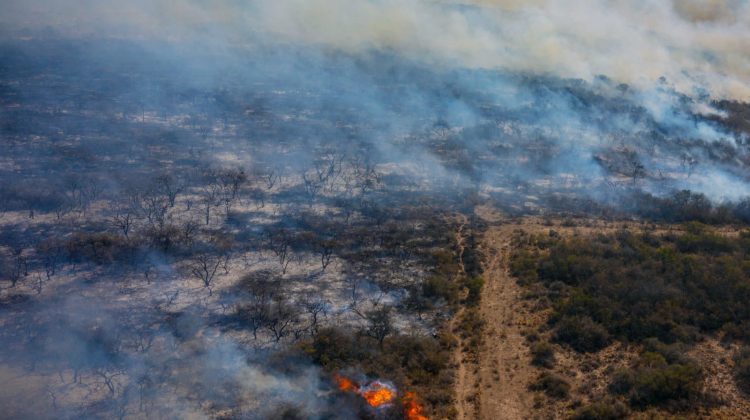 Trabajan en los últimos focos de incendios en San Martín y Quines