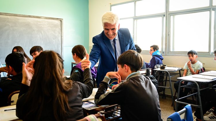 El Gobernador estuvo con los alumnos de la escuela del barrio José Hernández