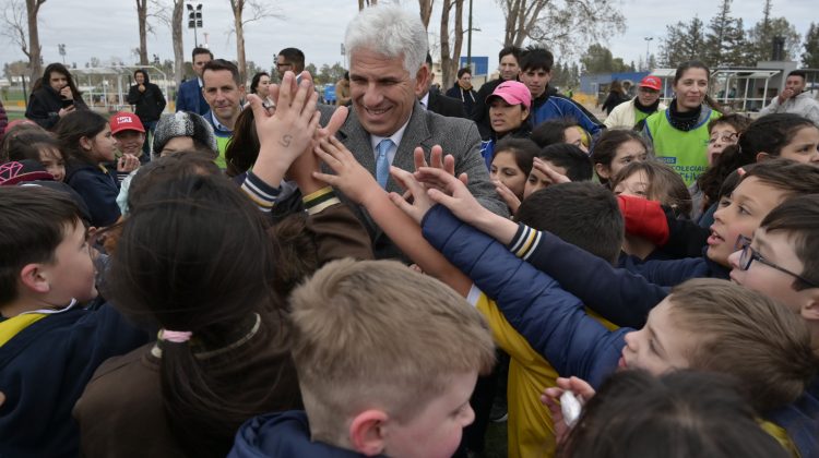 Poggi visitó a los estudiantes que participan de los Intercolegiales Deportivos