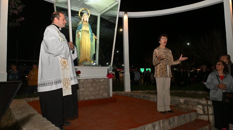 Poggi participó de la entronización de la Virgen de la Medalla Milagrosa en la rotonda de ingreso a Merlo