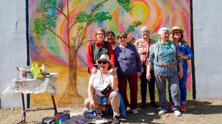 Adultos mayores pintaron un mural que simboliza la lucha contra el Alzheimer