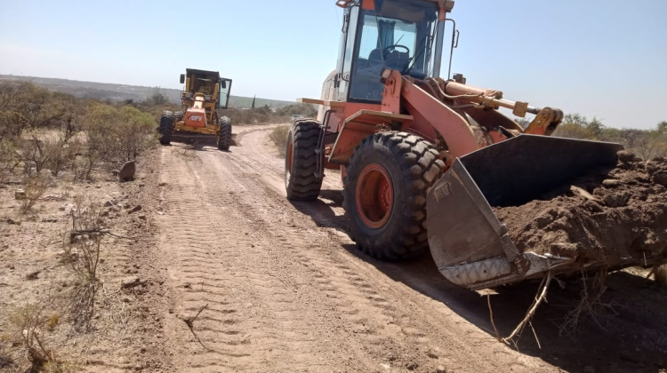 Reparan caminos rurales en áreas afectadas por los incendios