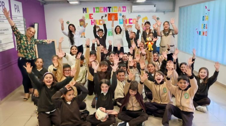 Estudiantes de primaria aprenden sobre el Derecho a la Identidad