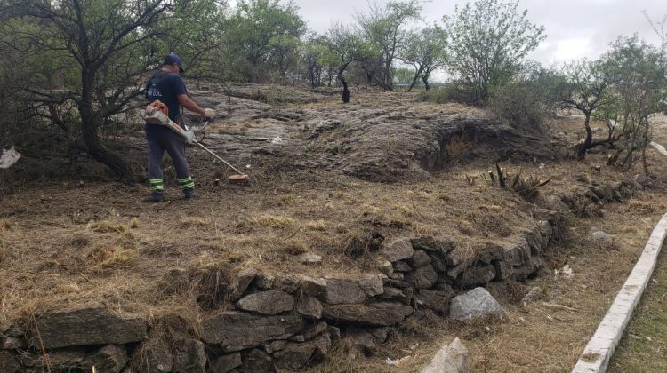 San Luis Agua trabaja en la limpieza del dique Cruz de Piedra