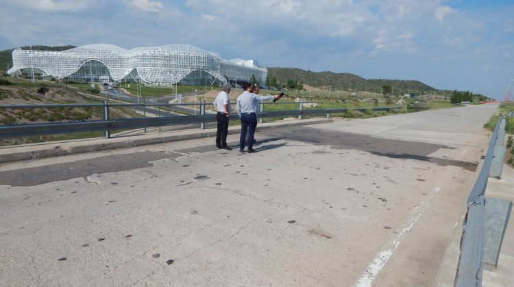 Firmaron el contrato de obra para reparar el puente frente al Hospital ‘Ramón Carrillo’