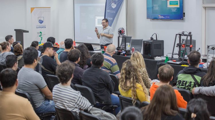 El taller de Impresión 3D reunió a 130 alumnos y emprendedores