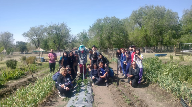 La Granja Productiva superó las 2.000 visitas y lo celebra con un espantapájaros creado por alumnos