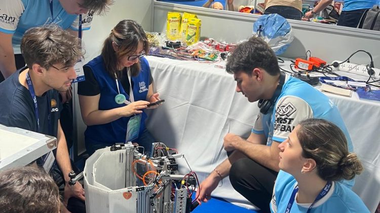 Superación y trabajo en equipo: la experiencia de estudiantes en la competencia de robótica