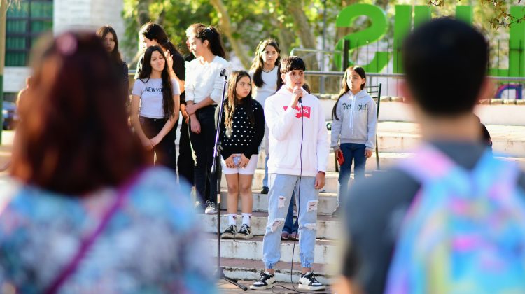 El arte cautivó a vecinos y turistas en la plaza Independencia