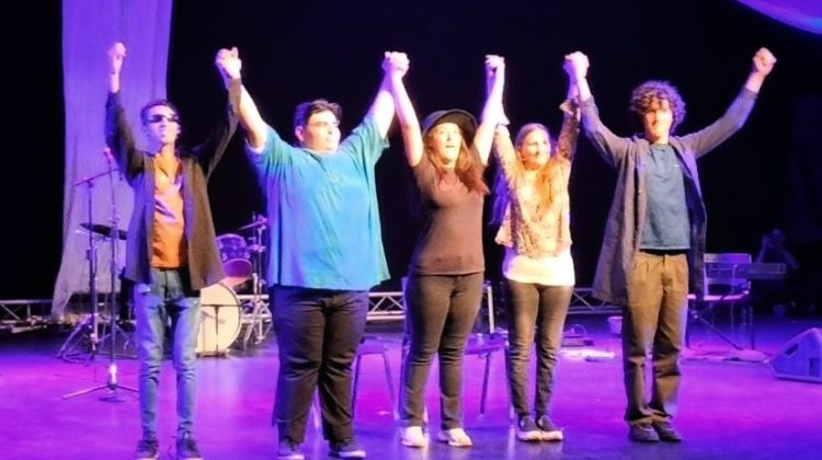 Las escuelas secundarias comparten el Festival de Teatro para Jóvenes en el Puente Blanco