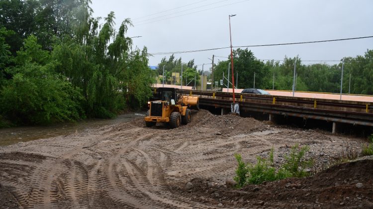 Trabajan en la limpieza del río Potrero