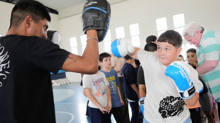 La escuela ‘Luis Lusquiños’ recibirá el primer taller de boxeo escolar