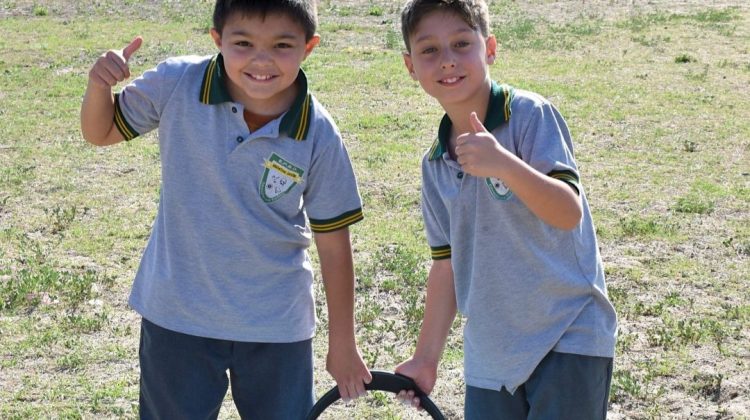 Estudiantes villamercedinos riegan sus árboles y envían un mensaje ambiental