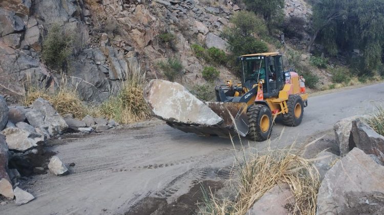 Trabajan para reabrir al tránsito la ruta que une Nogolí con Río Grande