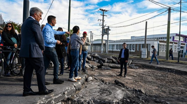 El Gobernador recorrió una obra de repavimentación en el barrio Pueblo Nuevo