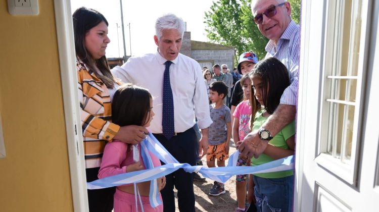 Una vecina de Navia recibió las llaves de su nuevo hogar