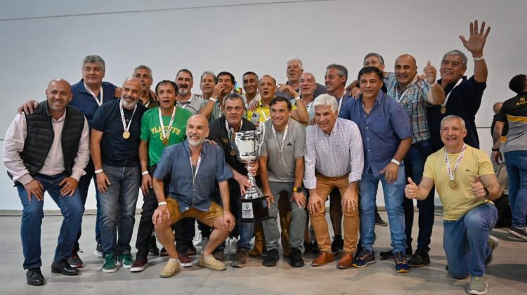 El Gobernador compartió una cena con los participantes del Torneo Nacional de veteranos de fútbol