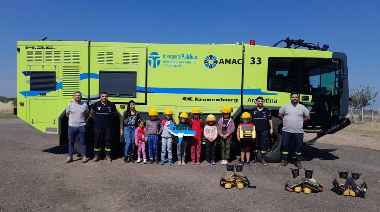 Chicos del CAF ‘Jardín del Sur’ vivieron una jornada de diversión entre aviones y autobombas 