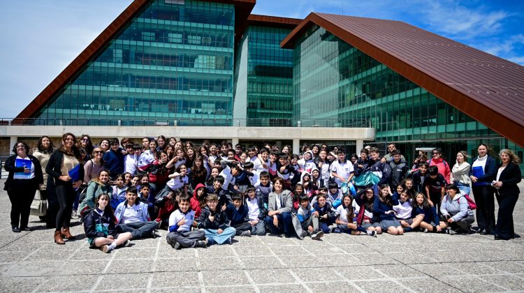 Casi un centenar de chicos de la ‘Escuela Normal’ de Villa Mercedes visitaron Casa de Gobierno