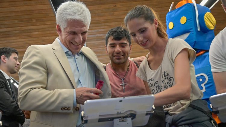 El gobernador Poggi recorre la Expo Educativa en medio de una gran expectativa