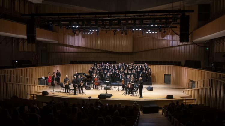 Artistas locales participaron en un concierto coral homenaje a Messi