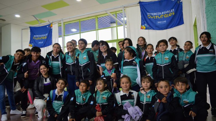 Casi 1500 estudiantes de la región educativa IV brillan en los Intercolegiales Culturales