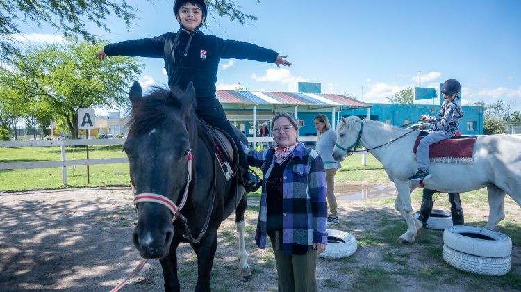 Jinetes y amazonas disfrutaron de la Semana de la Familia en la Escuela de Equinoterapia