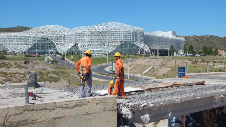 Avanzan las tareas para reparar el puente frente al Hospital ‘Ramón Carrillo’