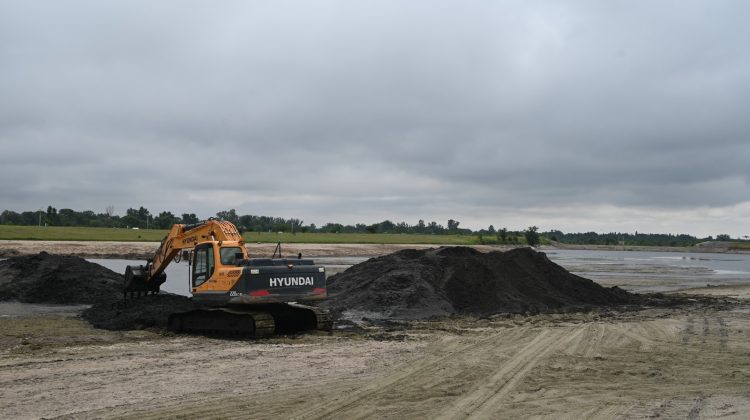 Trabajan en la segunda etapa de limpieza en los Espejos de Agua de Villa Mercedes