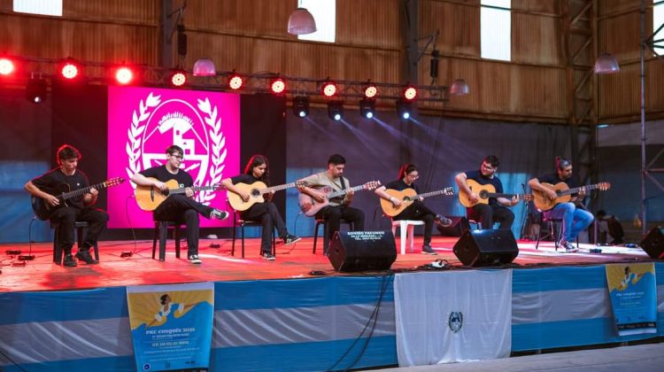 El septeto de guitarras sueña con representar a la provincia en Cosquín