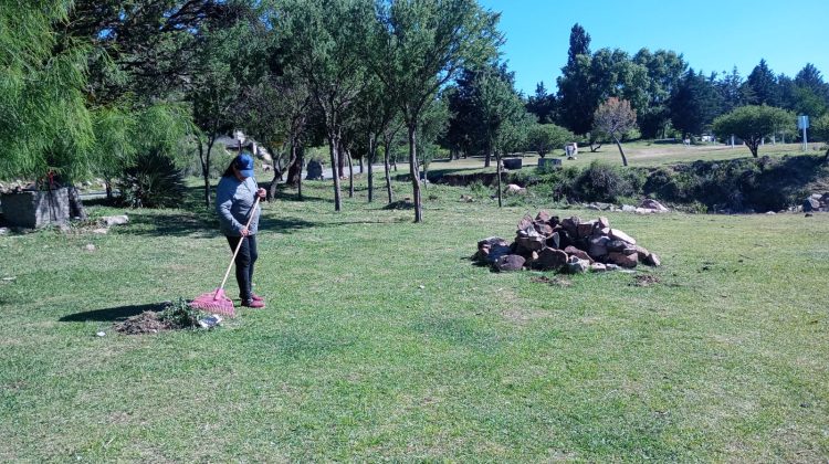 Trabajan en el mantenimiento del peridique de La Huertita