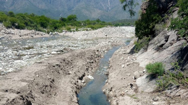 Encauzaron la Vertiente de La Loma y realizaron la limpieza del canal de conducción de agua