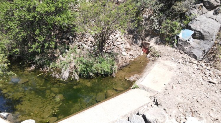 Azud del río Gómez: una obra histórica que abastece a los vecinos del paraje