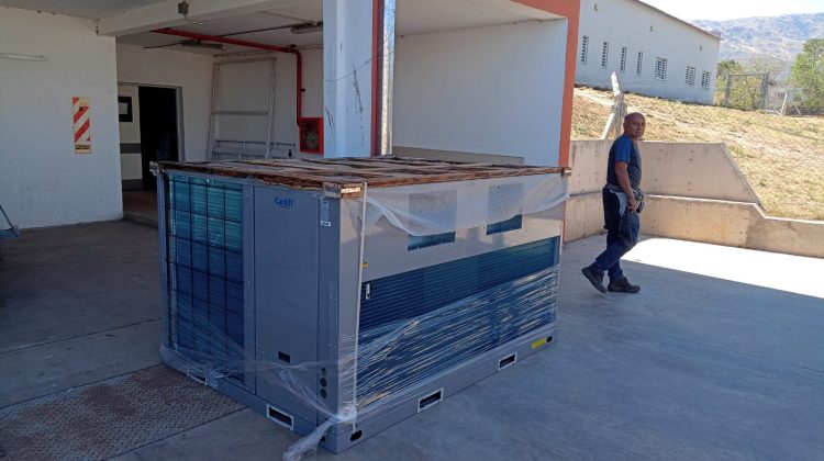 Instalan nuevos equipos de refrigeración en el hospital de Merlo