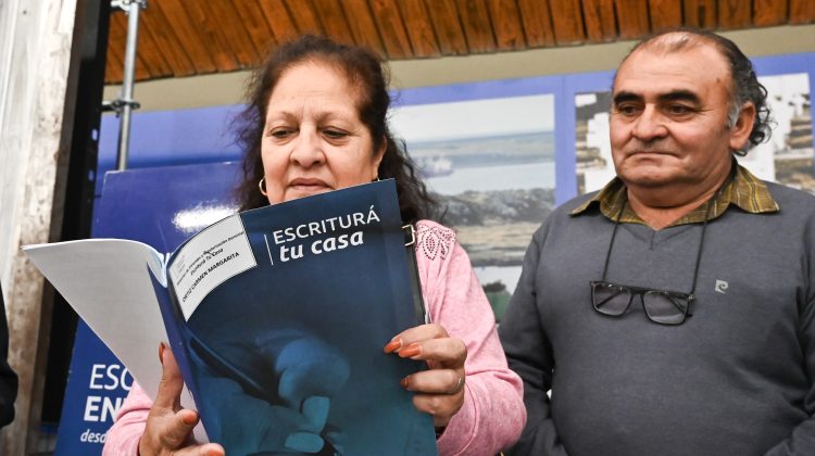 De adjudicatarios a propietarios: más sanluiseños recibieron la escritura de sus casas