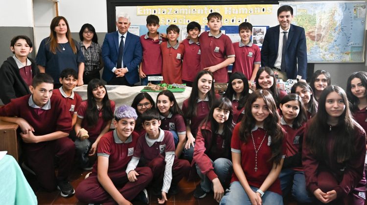 Alumnos de la Escuela ‘Mauricio P. Daract’ le presentaron sus proyectos productivos al Gobernador