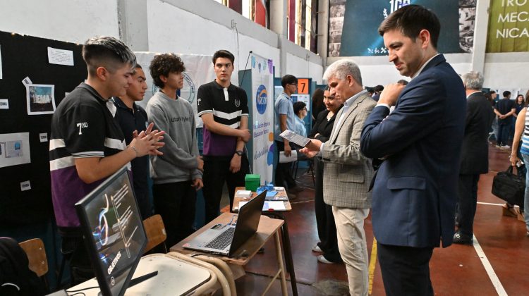 El Gobernador visitó a alumnos que trabajaron en un programa de inserción empresarial