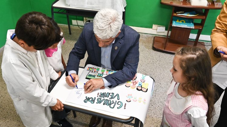 La comunidad educativa del paraje La Esquina recibió computadoras para fortalecer su conectividad