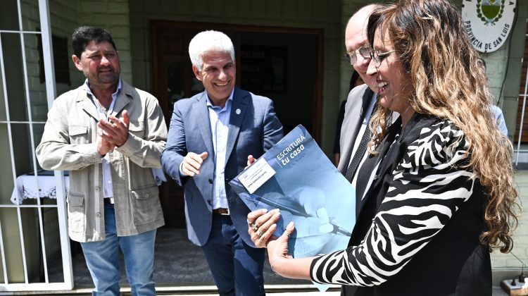 Claudio Poggi acompañó la entrega de escrituras en La Punilla