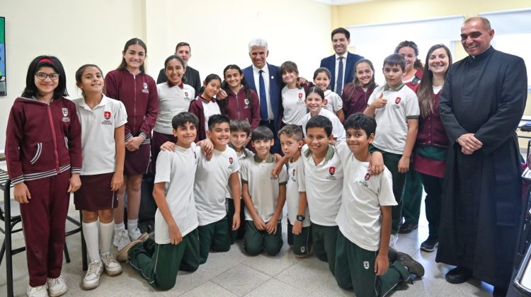 El Gobernador visitó a la comunidad educativa del Colegio de la Santa Cruz