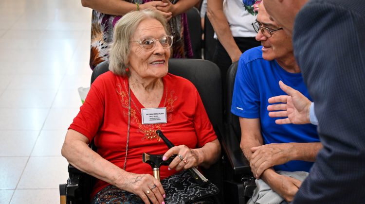 A los 98 años, María se dio el gusto de tener la escritura en la mano