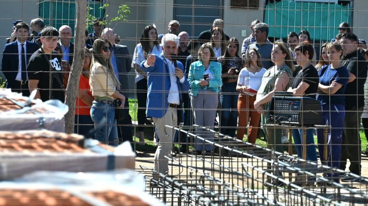 Poggi visitó las viviendas que se construyen en Naschel