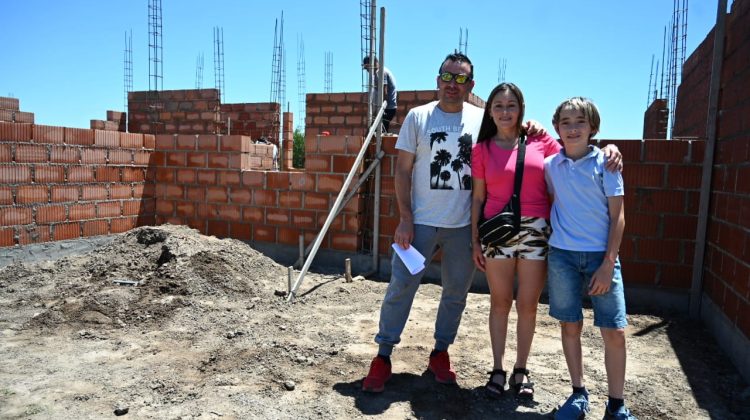 Vecinos de Santa Rosa conocieron los terrenos donde se levantan sus futuras casas