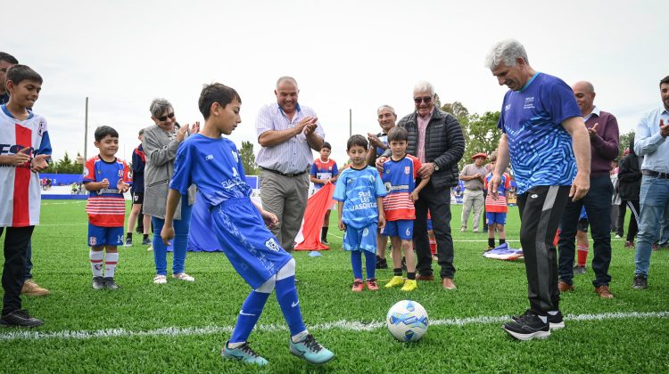 A puro fútbol: el Gobernador reinauguró la cancha del estadio ‘Gonzalo De Otaegui’ de Anchorena