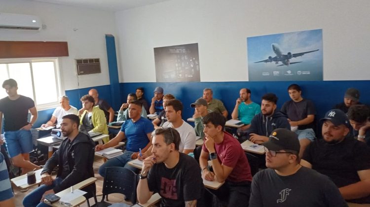 Pilotos de San Luis participaron en un taller especializado de navegación aérea