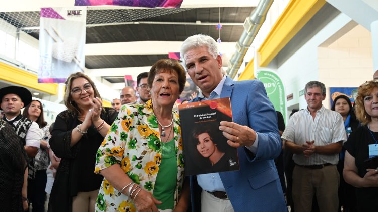 Entre letras y melodías, el Gobernador visitó la Feria del Libro 2024