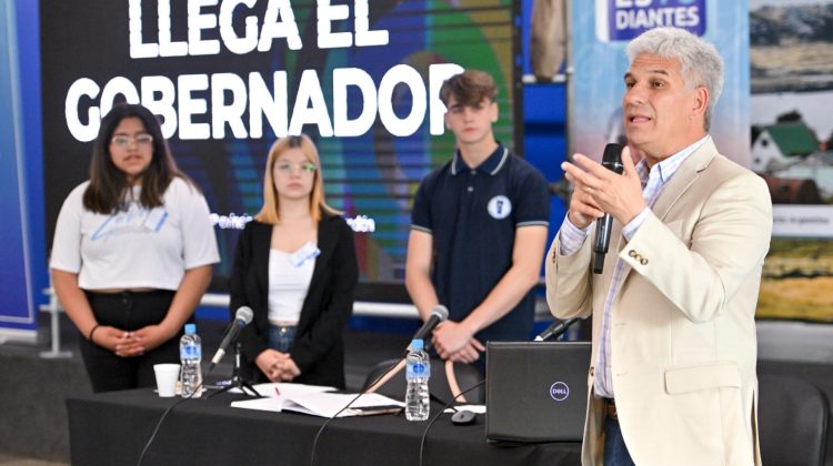 Poggi saludó a los jóvenes que votan las nuevas autoridades del Consejo Estudiantil Provincial