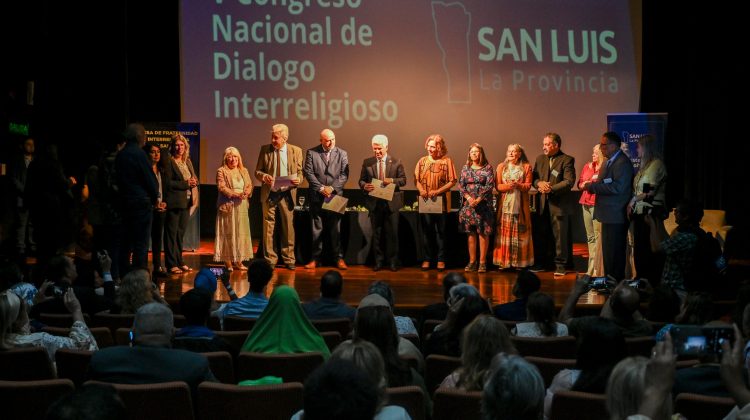 “A veces la teología no dialoga, pero los hombres tenemos la posibilidad de hacerlo”