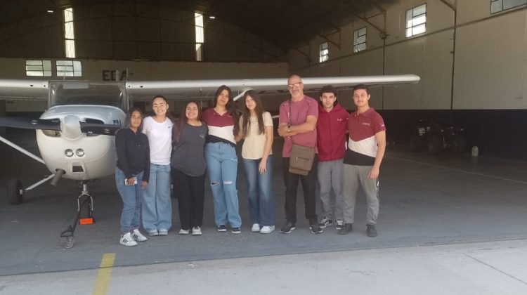 Estudiantes de turismo visitaron el Ente de Desarrollo Aeronáutico